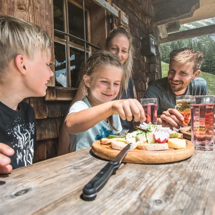 Kulinarischer Genuss auf der Lettlkaserhütte © Saalfelden Leogang Touristik / Robert Kittel