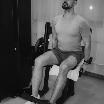 Beintraining im Fitnessraum