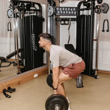 Langhanteltraining im Fitnessraum